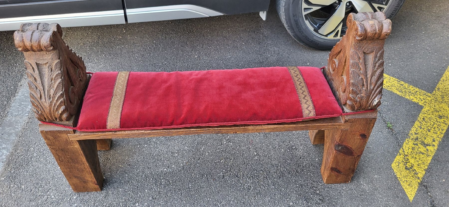 Panchine: Holzbank mit rotem Samtkissen - rustikal & selten! – Usato da Bellach venduto da Kebjeer 1