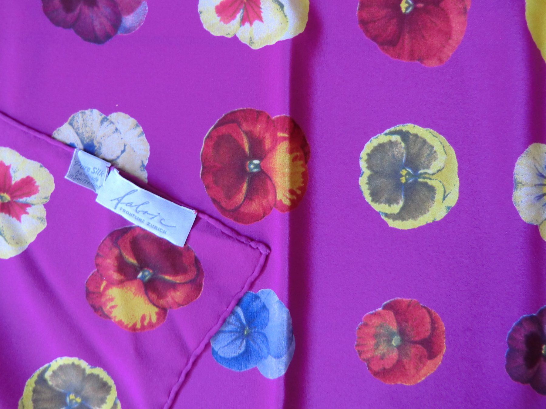 Fabric Frontline Foulard & Sciarpe: FABRIC FRONTLINE grand Foulard – Usato da Zürich venduto da Libraco 1