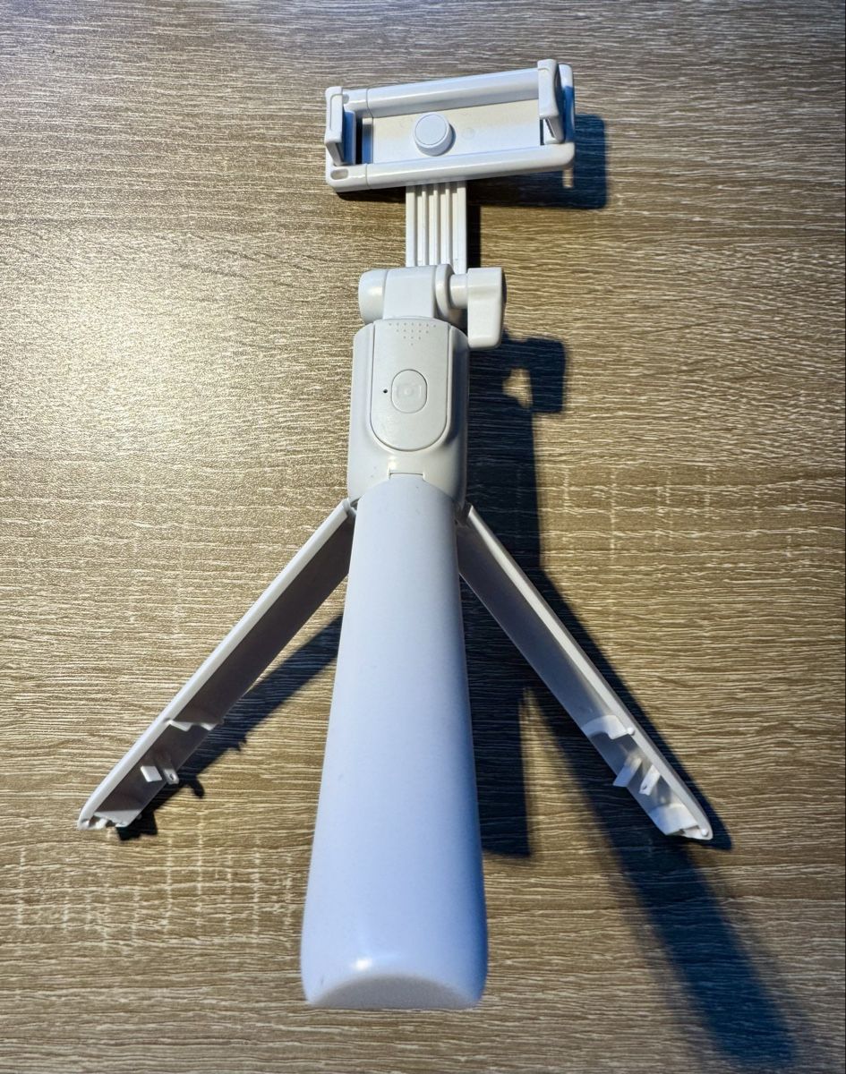 Treppiedi & Teste: Tripod, selfie stick, bluetooth photo stand + batteries – Usato da Zürich venduto da collins9_kate1