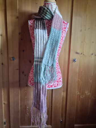 Gestrickter Schal creme rosa mintgrün mit Fransen neuwertig