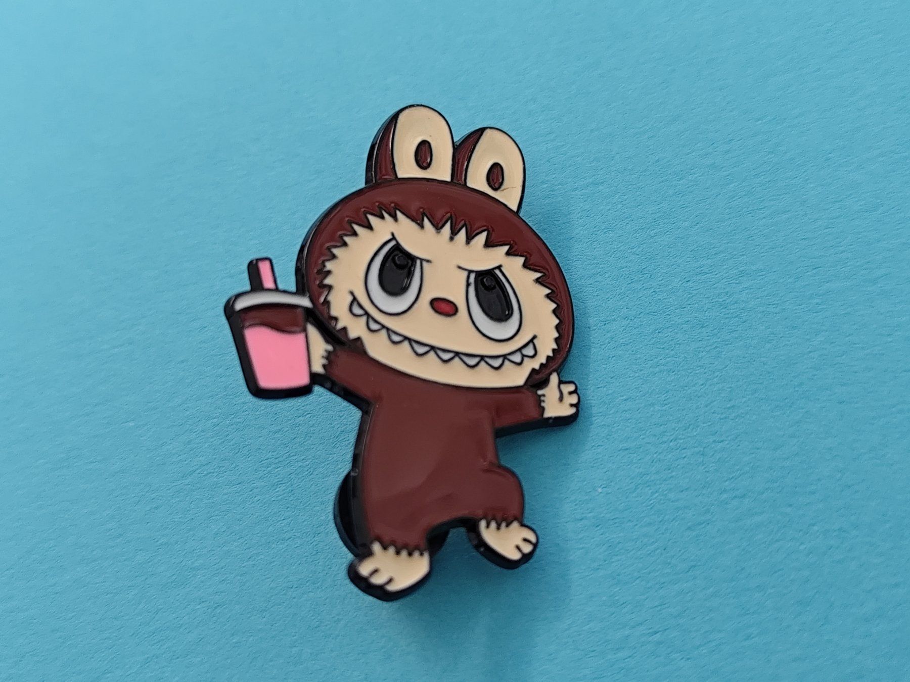 Placchette & Badge: Pin: Labubu mit Shake in der Hand ca.  5 cm – Nuovo e nell'imballaggio originale da Bettingen venduto da hamau2012 3