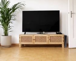 TV-Möbel aus Massivholz mit Rattanfront Top Zustand