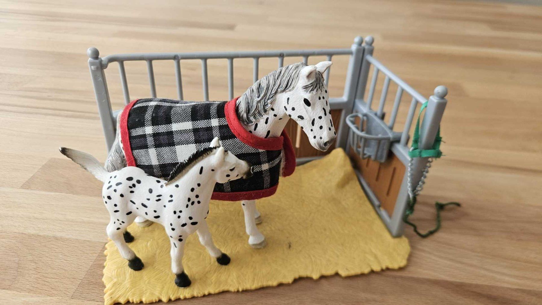 Schleich Spielzeuge: 2 Schleichpferde und Stall – Gebraucht aus Gossau SG von Daufli