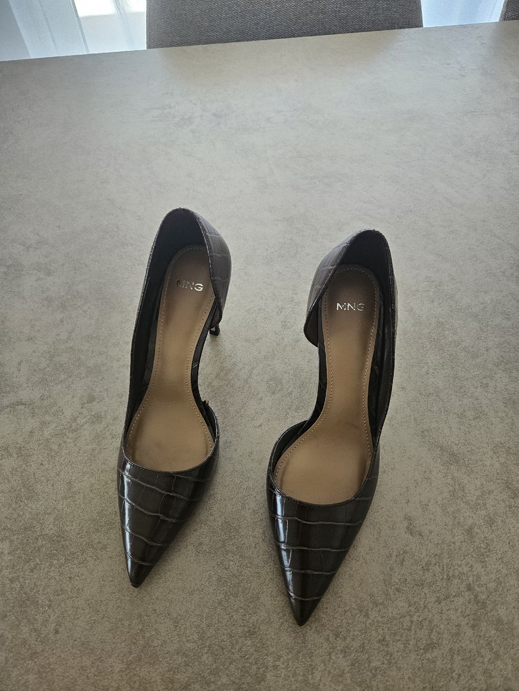 Mango Damenschuhe: Asymmetrischer Schuh mit Krokodil-Effektabsatz – Gebraucht aus Kriens von noe_5hkf 2