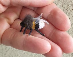 Handgefertigte Miniatur Biene Hummel ( 2- 2,5 cm ) Walnus