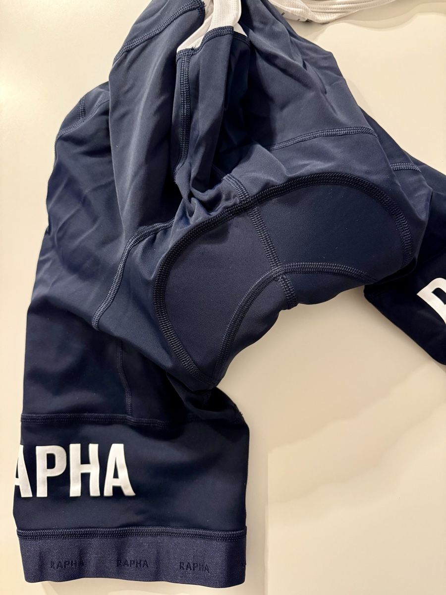Pantaloni: RAPHA MEN'S PRO TEAM TRAINING BIB SHORTS – Nuovo (secondo la descrizione) da Basel venduto da Carlos_Deperu 1