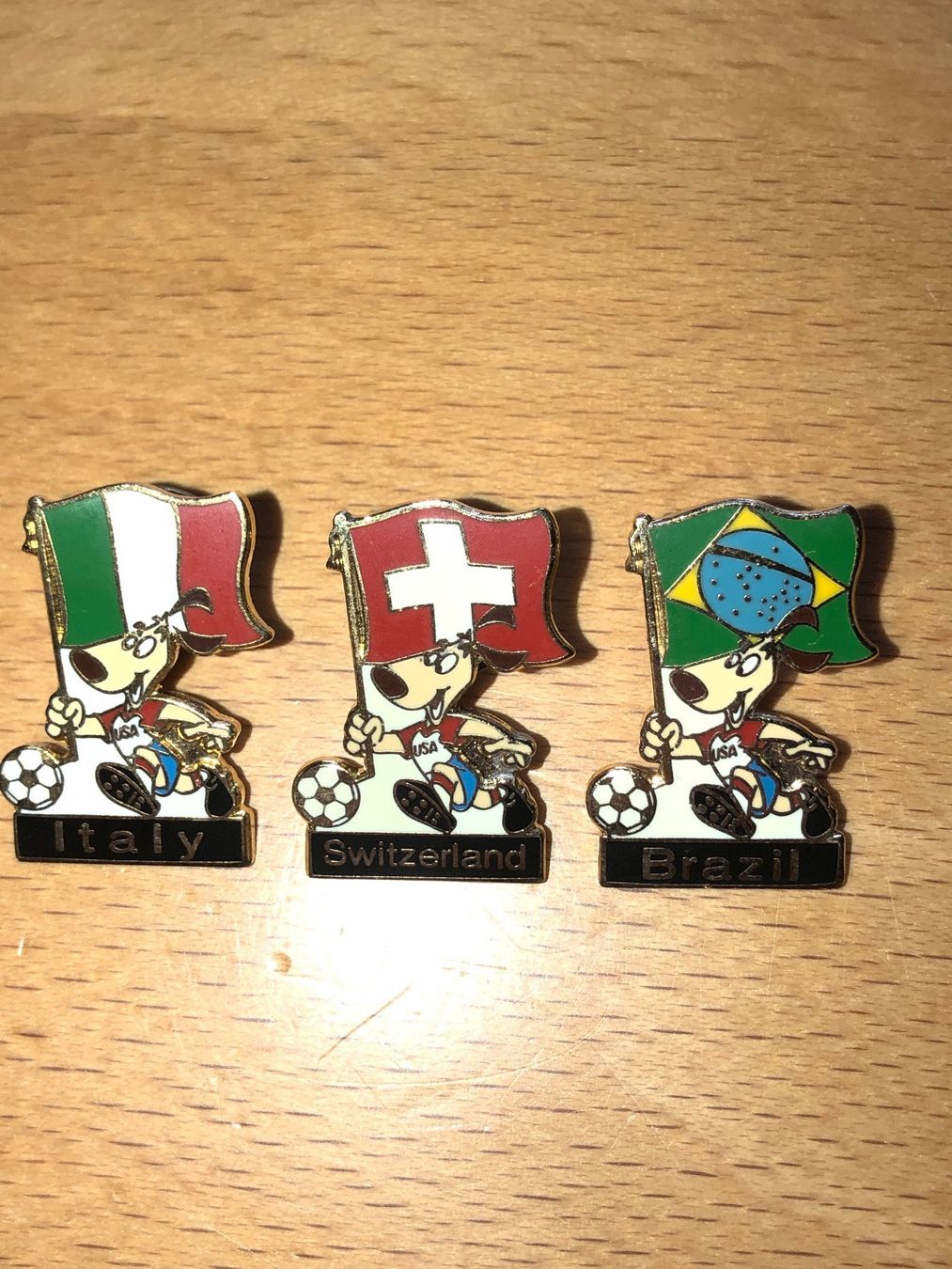 Spille & Fermagli: 3 Pin/ Anstecknadel – Usato da Balsthal venduto da Katzenfan99