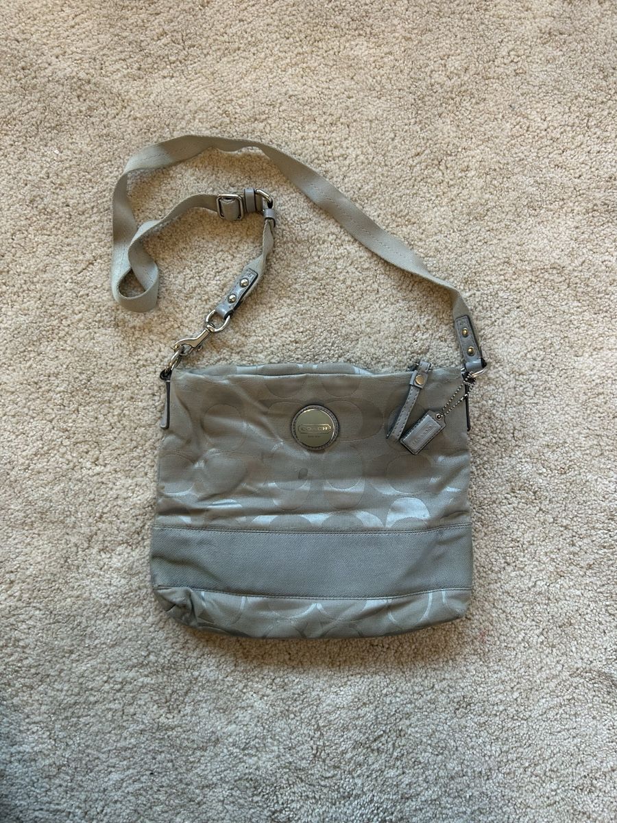 Coach Borse da donna: vintage coach shoulder bag monogram grey  – Usato da Dietlikon venduto da leaaasells