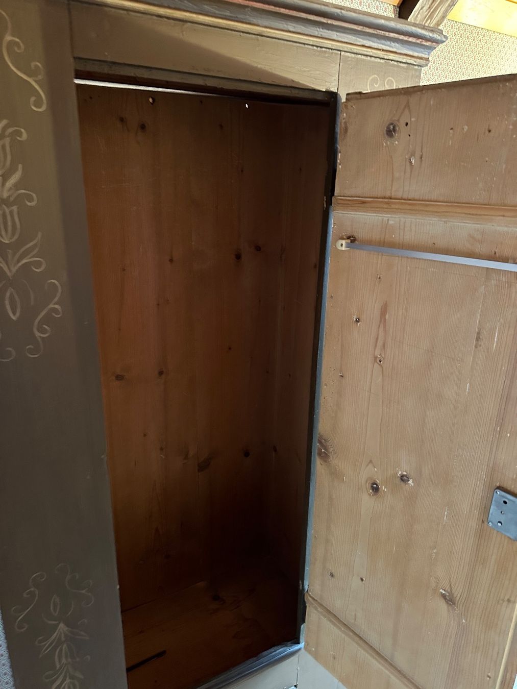 Armadi: Schrank Holz – Usato da Herisau venduto da Valentin6 3