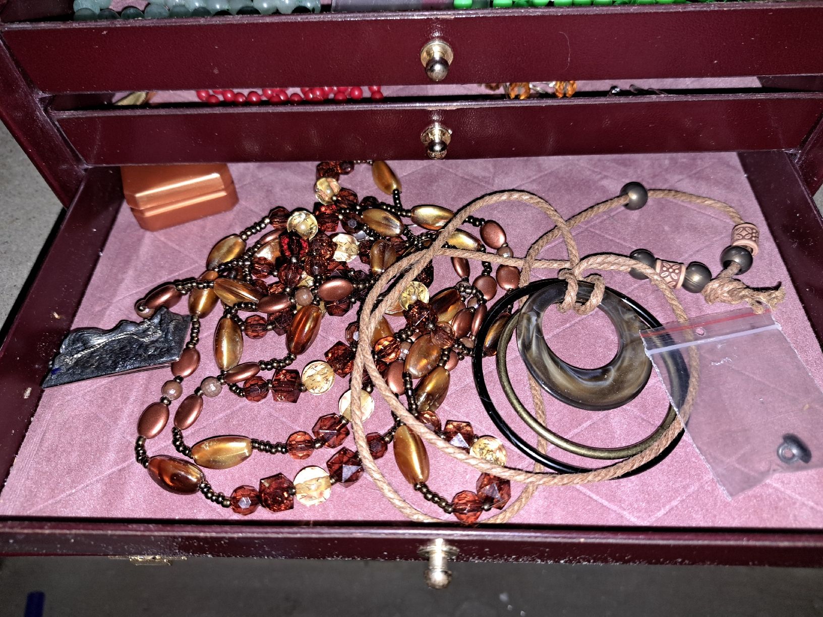 Sonstiger Schmuck: LederSchmuckkiste mit Schmuck/Nachlass – Gebraucht aus Kölliken von Upcycling-by-Mc-TAM 4