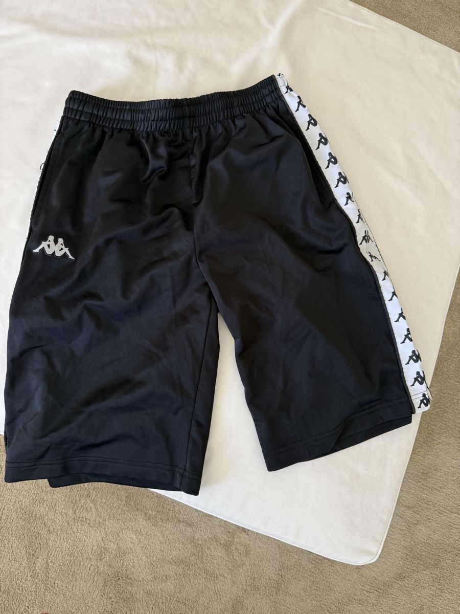 Kappa Pantaloni: Kappa Shorts schwarz Medium  – Nuovo (secondo la descrizione) da Ehrendingen venduto da edelkram