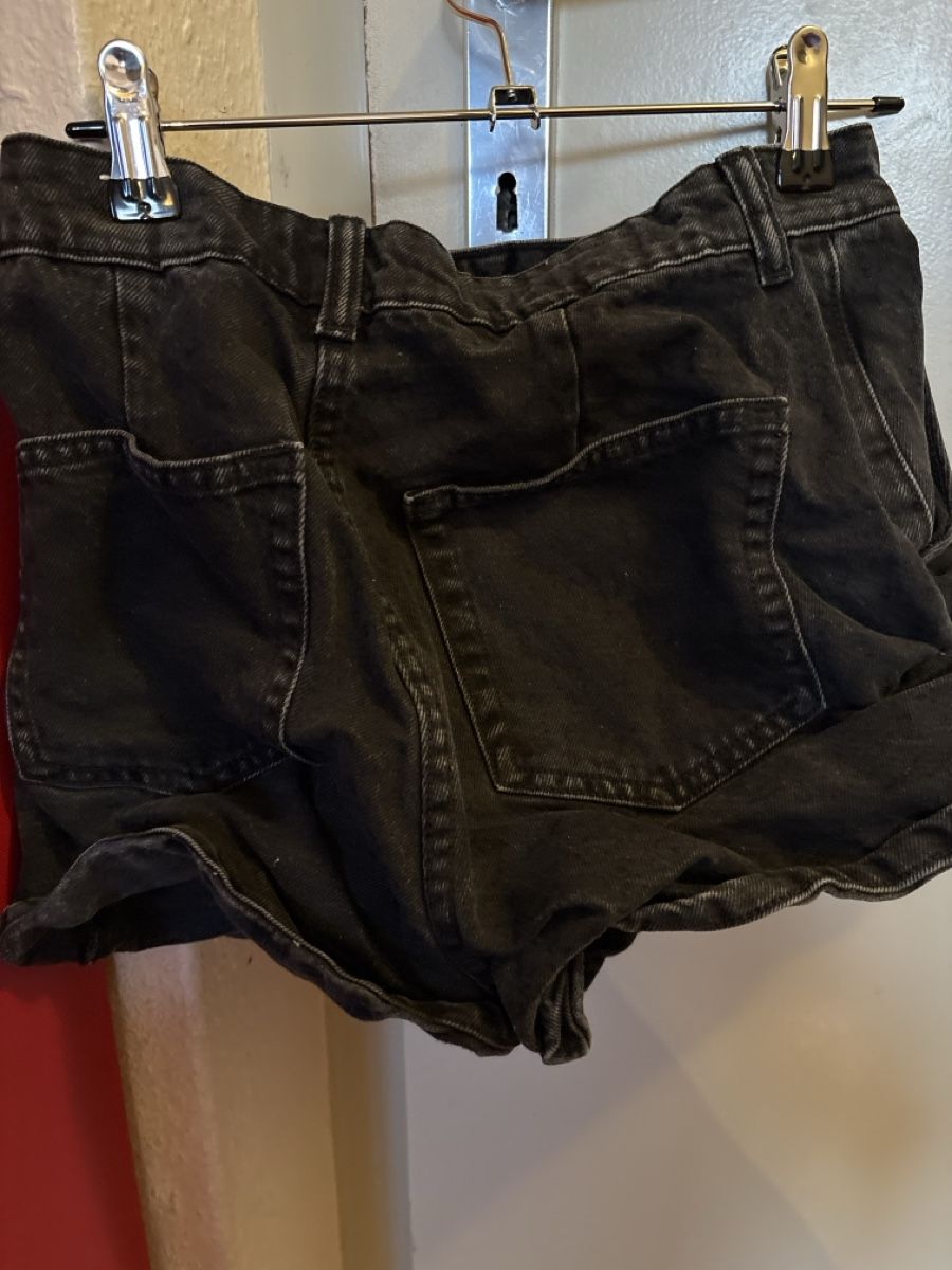 Pantaloni: Short noir délavé à boutons – Usato da Genève venduto da pet_sh52 1