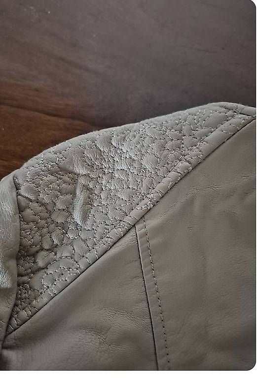 Lotti di vestiti: A vendre pantalon +veste – Usato da Les Rasses venduto da bla_c5x8