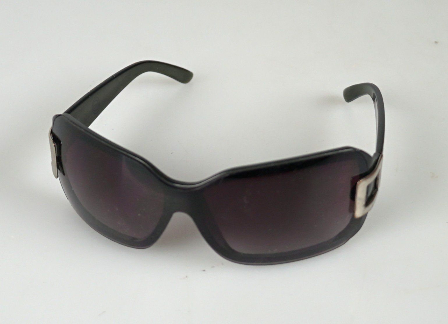 Occhiali & Lenti: Moderne Sonnenbrille – Usato da Volketswil venduto da brockipfannenstil