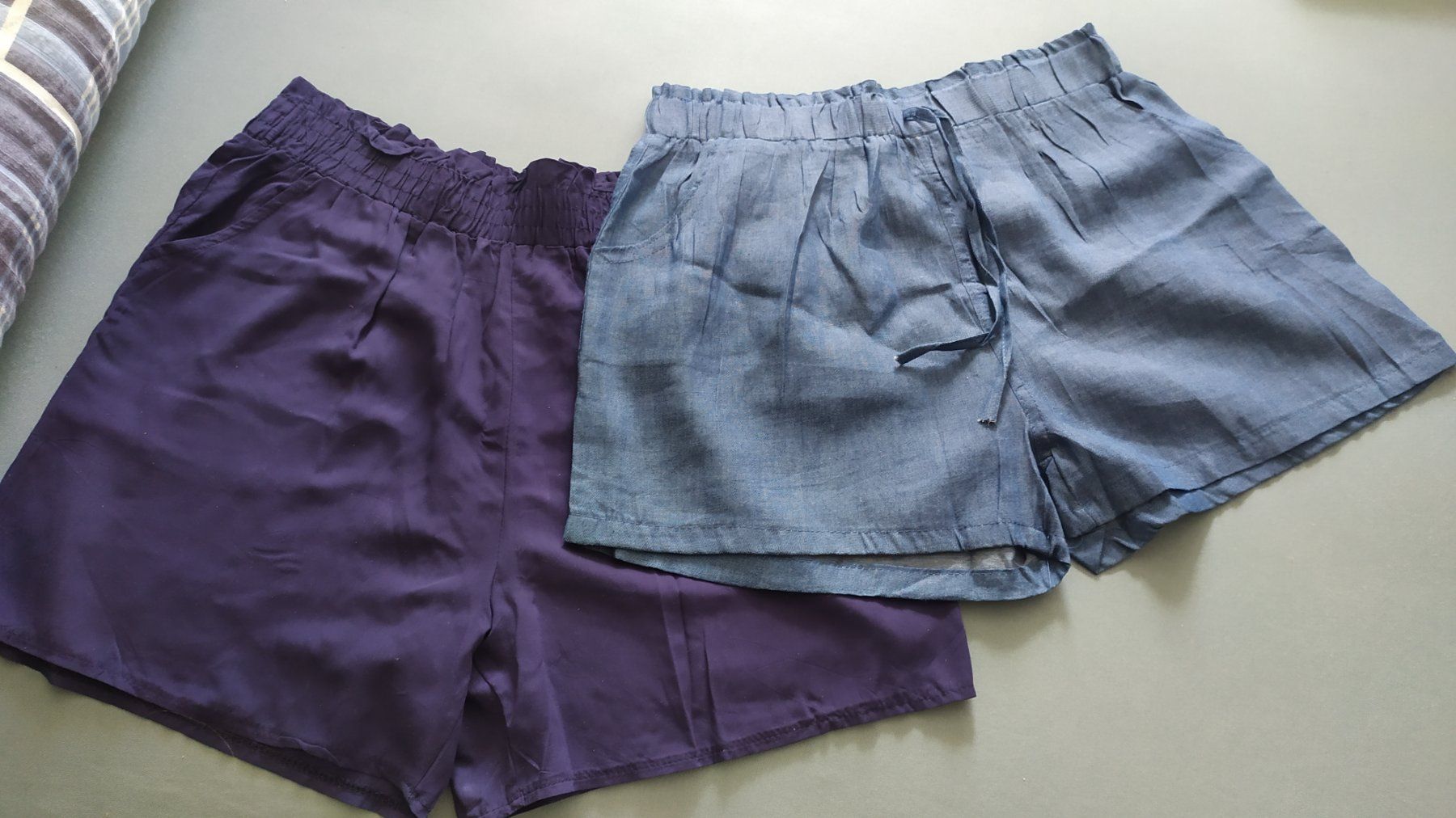Pantaloni: 2 Shorts neufs en bleu – Nuovo e nell'imballaggio originale da Chezard St-Martin venduto da Loucail