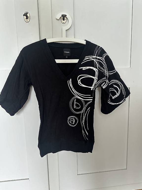 T-shirt: Desigual Shirt – Usato da Chur venduto da Corina1111