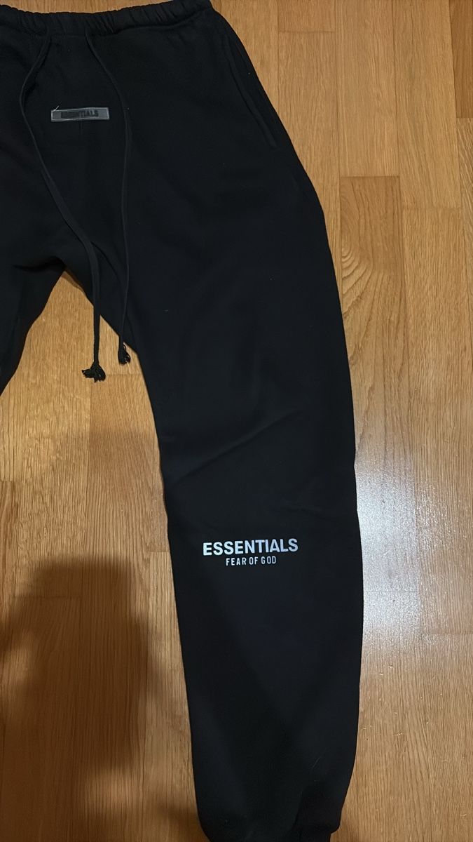 Pantaloni: Pantalon de jogging noir ESSENTIALS, taille M, parfait pour  – Nuovo (secondo la descrizione) da Montana venduto da cre_bhg7 2