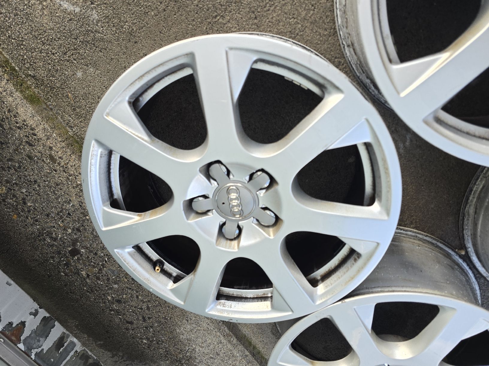 Audi Pneumatici & Ruote complete: Felgen audi 17 zoll 5x112 – Usato da Buchs AG venduto da adz_wf9f 4