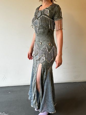 Orientalisches Kleid mit Perlen und Spiegeln