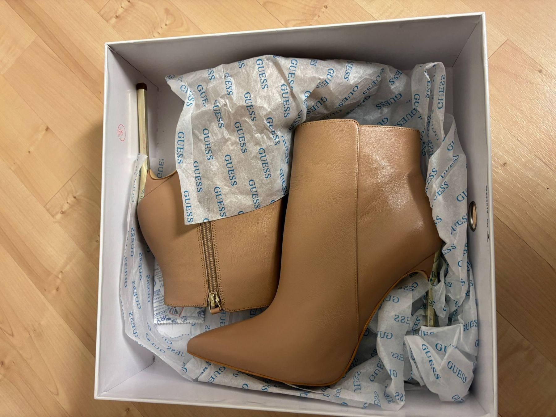 Guess Scarpe da donna: Guess Stiefeletten Beige mit Gold Absatz – Nuovo e nell'imballaggio originale da Langnau am Albis venduto da Alci68 2