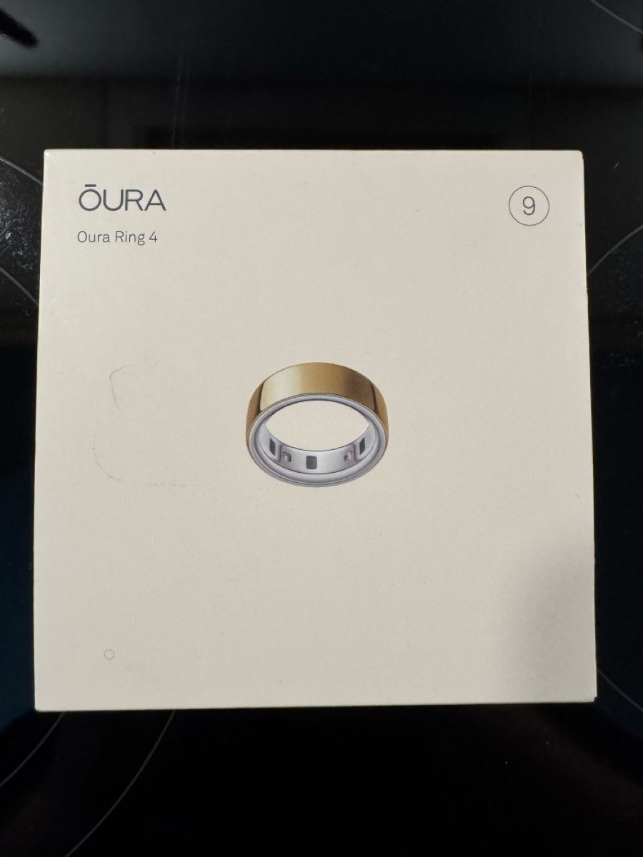 Oura Anelli: Oura Ring 4 Gold Grösse 9 mit Ladekabel – Usato da Neuendorf venduto da Barry_seal