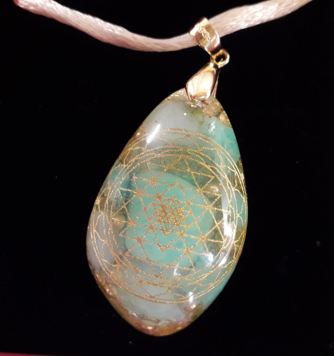 Edelsteine: ORGONIT Anhänger SHRI YANTRA  Chrysopras – Neu und originalverpackt aus Aeschi b. Spiez von KRONLICHT 2