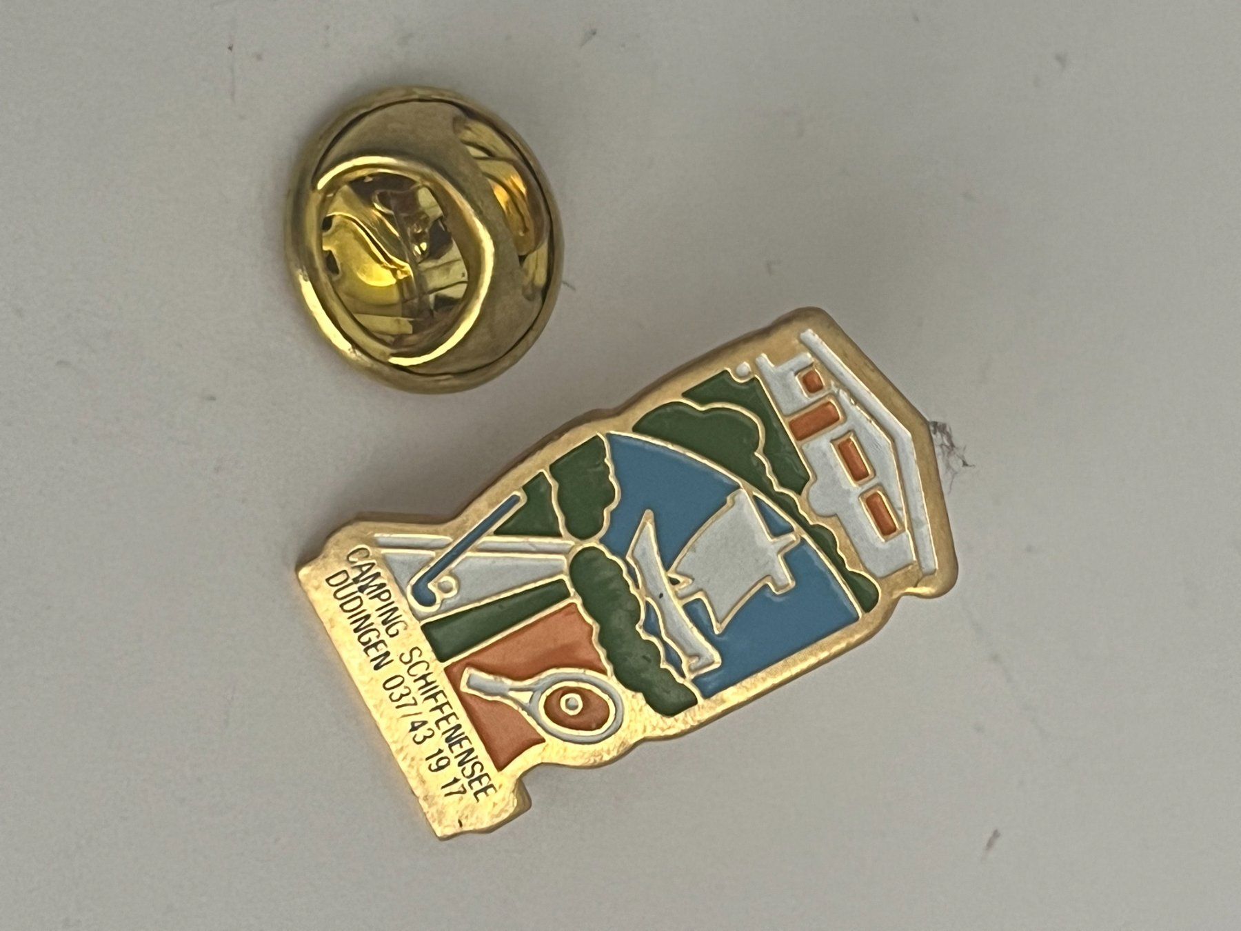 Plaketten & Abzeichen: Pin Camping Schiffenensee Düdingen – Gebraucht aus Dietikon von sch_w2tw