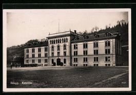 Brugg, Kaserne mit marschierender Soldat