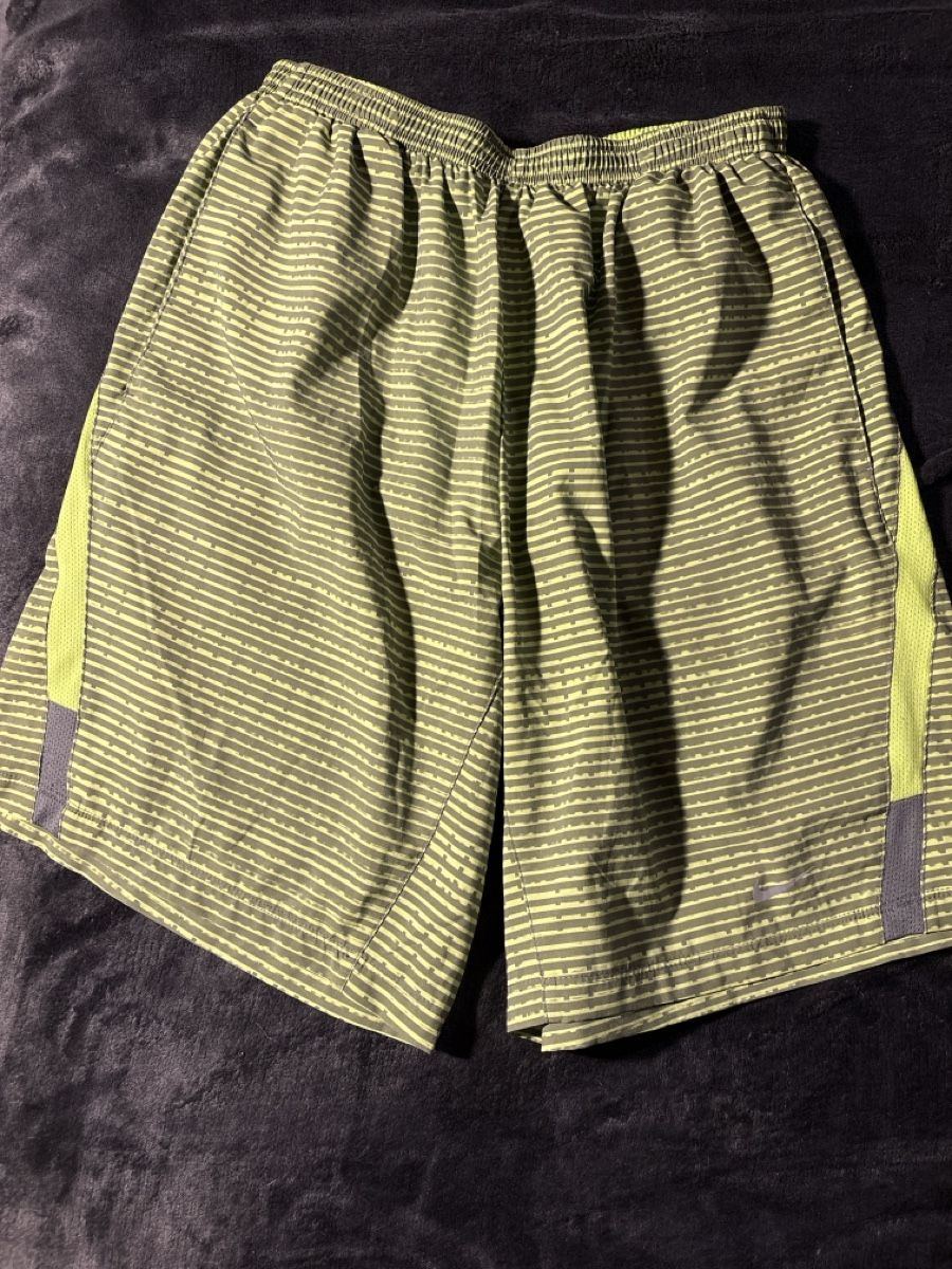Nike Pantaloni: Short Nike de sport – Nuovo (secondo la descrizione) da Villeneuve VD venduto da Edi_h 1