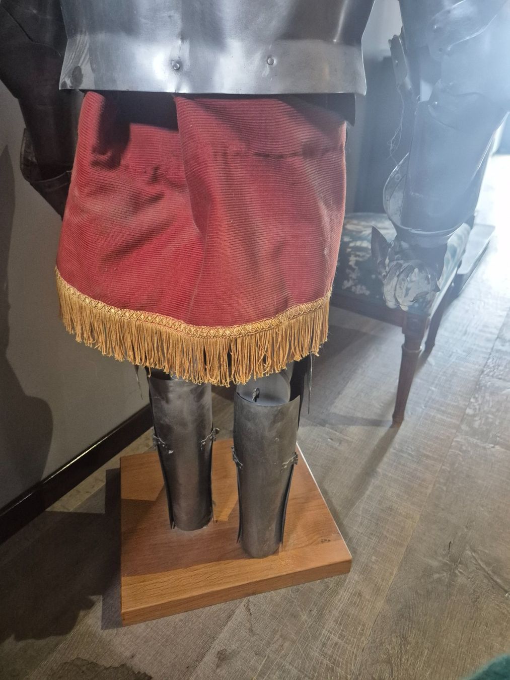 Tutte le decorazioni: Exceptionnelle Armure de jeune Prince médiéval – Usato da Morgins venduto da pmd_px9d 8