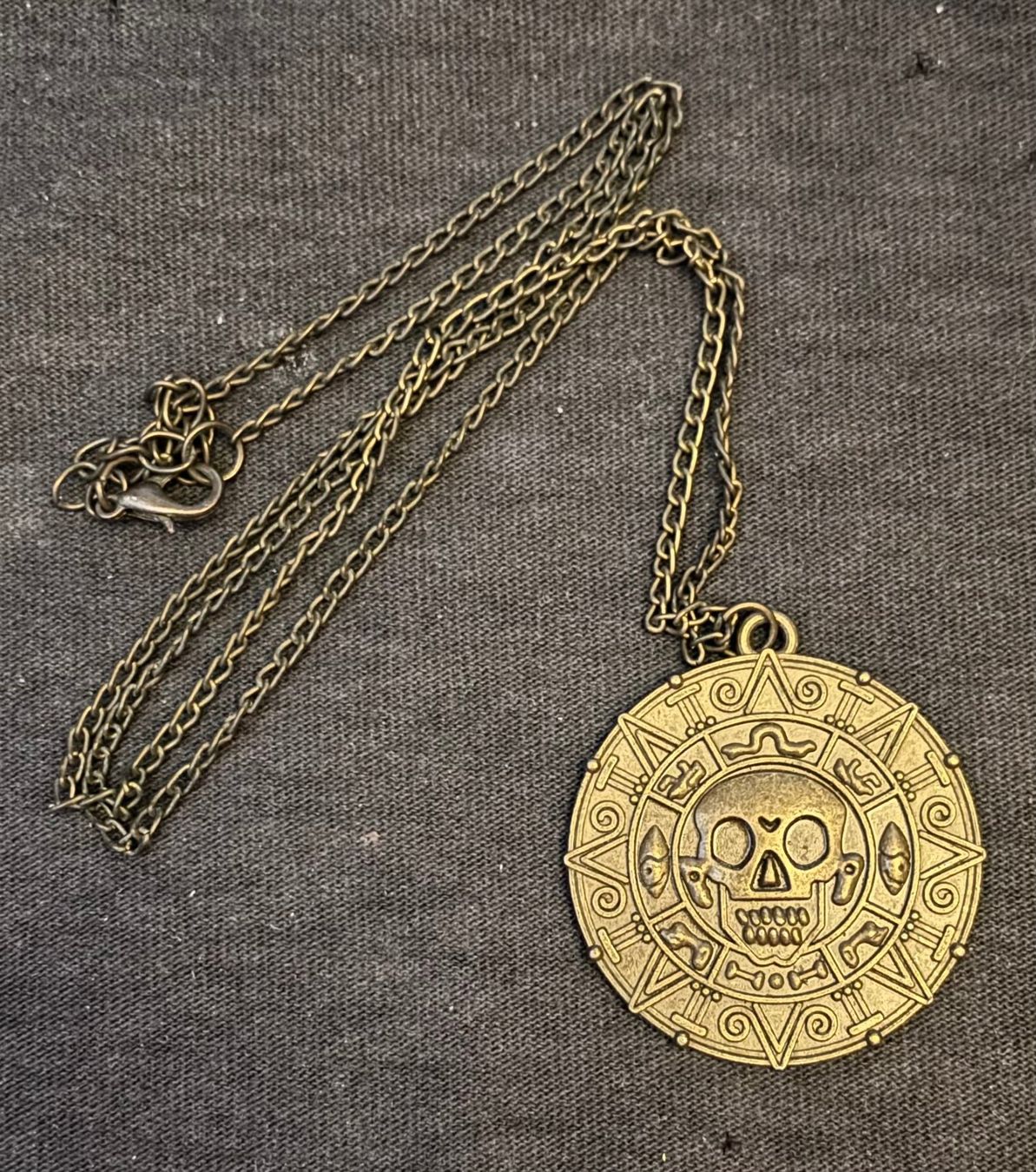 Catenine: Collier pièce pirate Pirates des Caraïbes – Nuovo (secondo la descrizione) da Mont-sur-Lausanne venduto da Slushymana