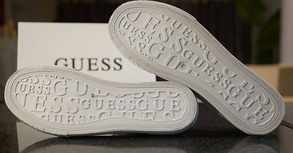 Scarpe da donna: Damen Sneakers GUESS Gr.40 – Usato da Locarno venduto da Kira712 2