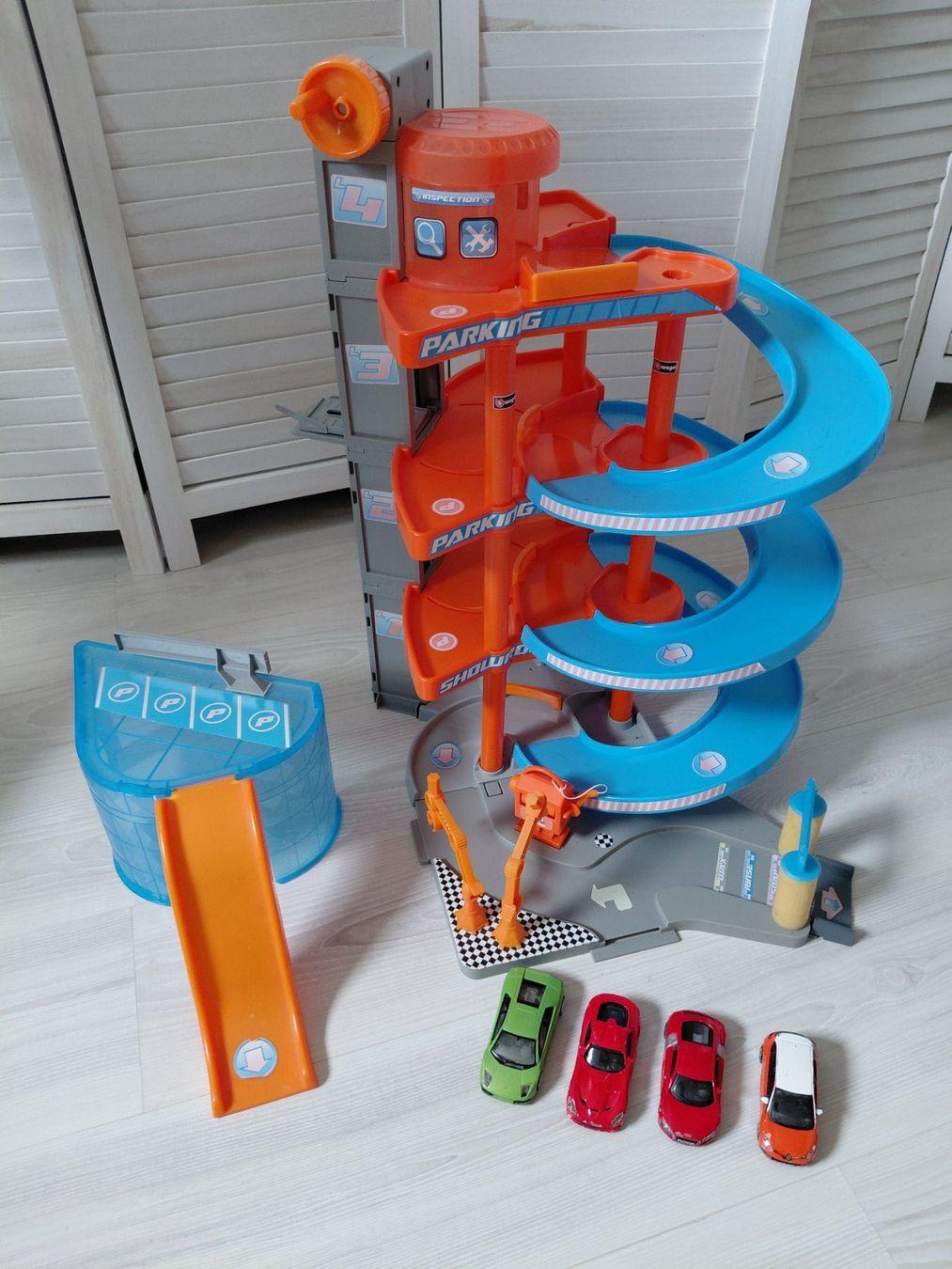 Spielzeuge: Garage avec 4 voitures – Gebraucht aus Renan BE von Epicurien0017