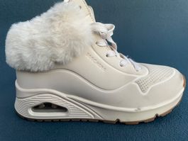 Skechers Sneaker beige mit Kunstfell Grösse 32 gebraucht