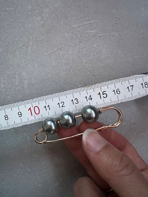 Spille & Fermagli: Eine schöne Perlenbrosche. – Nuovo (secondo la descrizione) da Neerach venduto da romiping 6