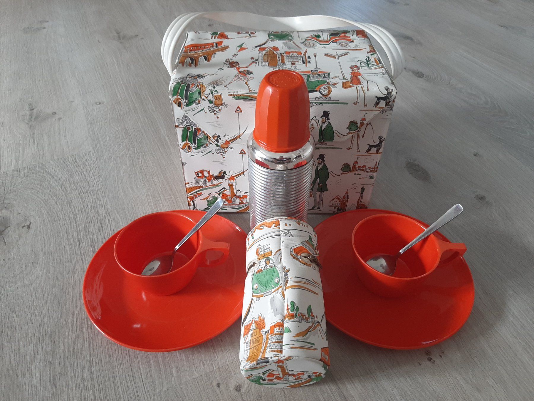 Set di piatti: Mid Century 50er 60er Vintage Oldtimer Camping Picknick Set – Usato da Erschwil venduto da Karabella 2