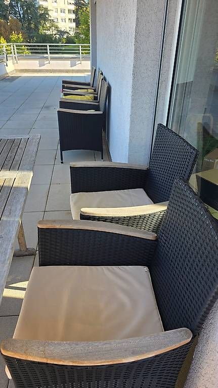 Set de table et chaises: Meubles extérieur - Table + 8 chaises  – D'occasion à Lausanne par mde_jg5r 2
