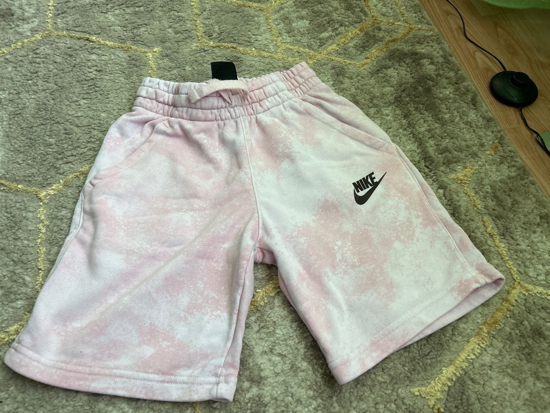 Nike Pantaloni: Nike kurze Hose Gr.128/137 – Usato da Füllinsdorf venduto da silberstern110