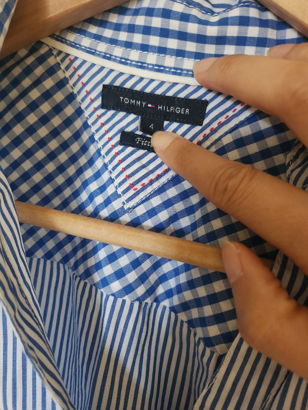 Tommy Hilfiger Blusen: Tommy Hilfiger striped shirt size 4 fitted – Gebraucht aus Freienbach von Dara_SZ