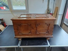 Holztruhe mit spez. Schloss