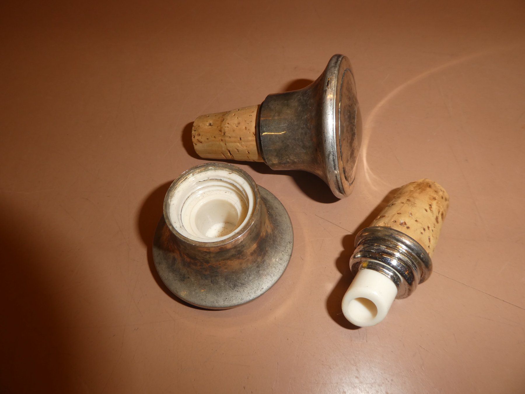 Flaschenöffner & -verschlüsse: Flaschenverschlüsse 2er Set versilbert – Gebraucht aus Chur von Diversico2010 1