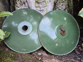 2Antike Emaille Lampenschirme grün weiss gebraucht Vintage
