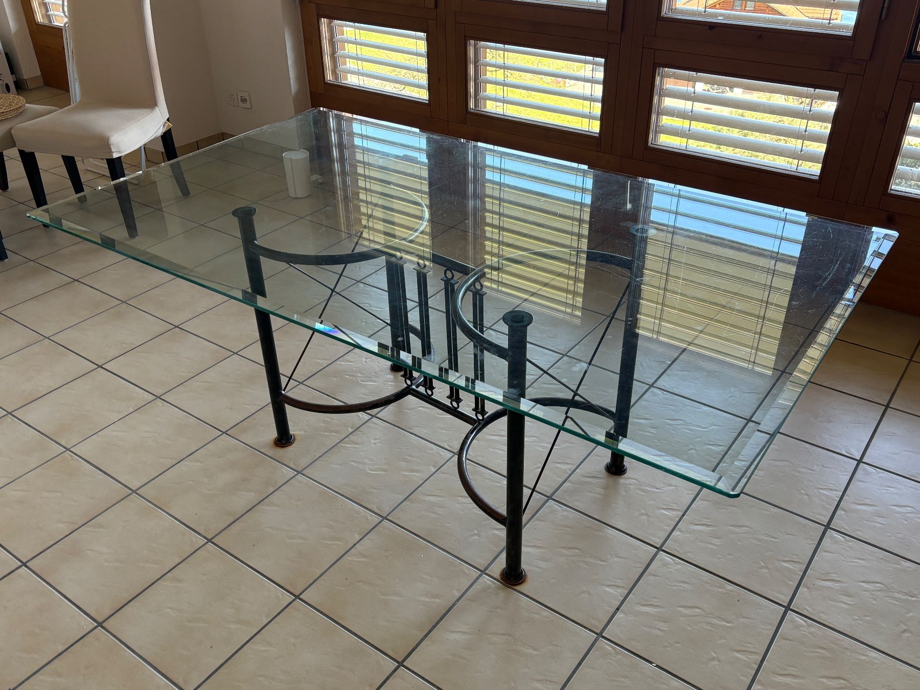 Tables: Glastisch mit Metall-Bein – D'occasion à Faulensee par bar_fwj8