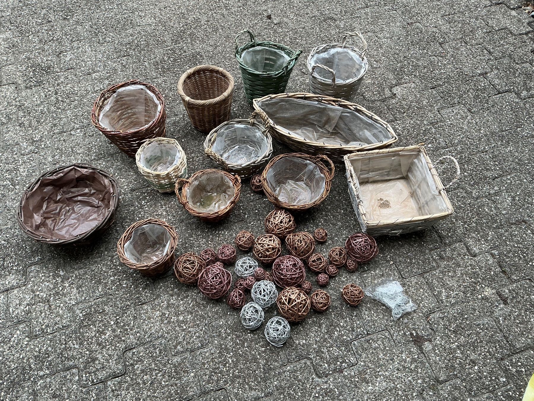 Tutte le decorazioni: Dekokörbe Set , verschiedene Grössen  mit Kugeln – Usato da Jona venduto da Jancy60