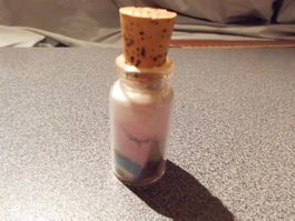 Setzkasten Flasche, Glas, gefüllt mit farbigem Sand