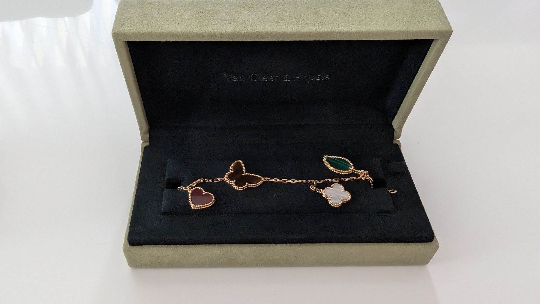 Armbänder & -reifen: Van Cleef &Arpels Armband – Neu (gemäss Beschreibung) aus Zürich von pho_fjk5