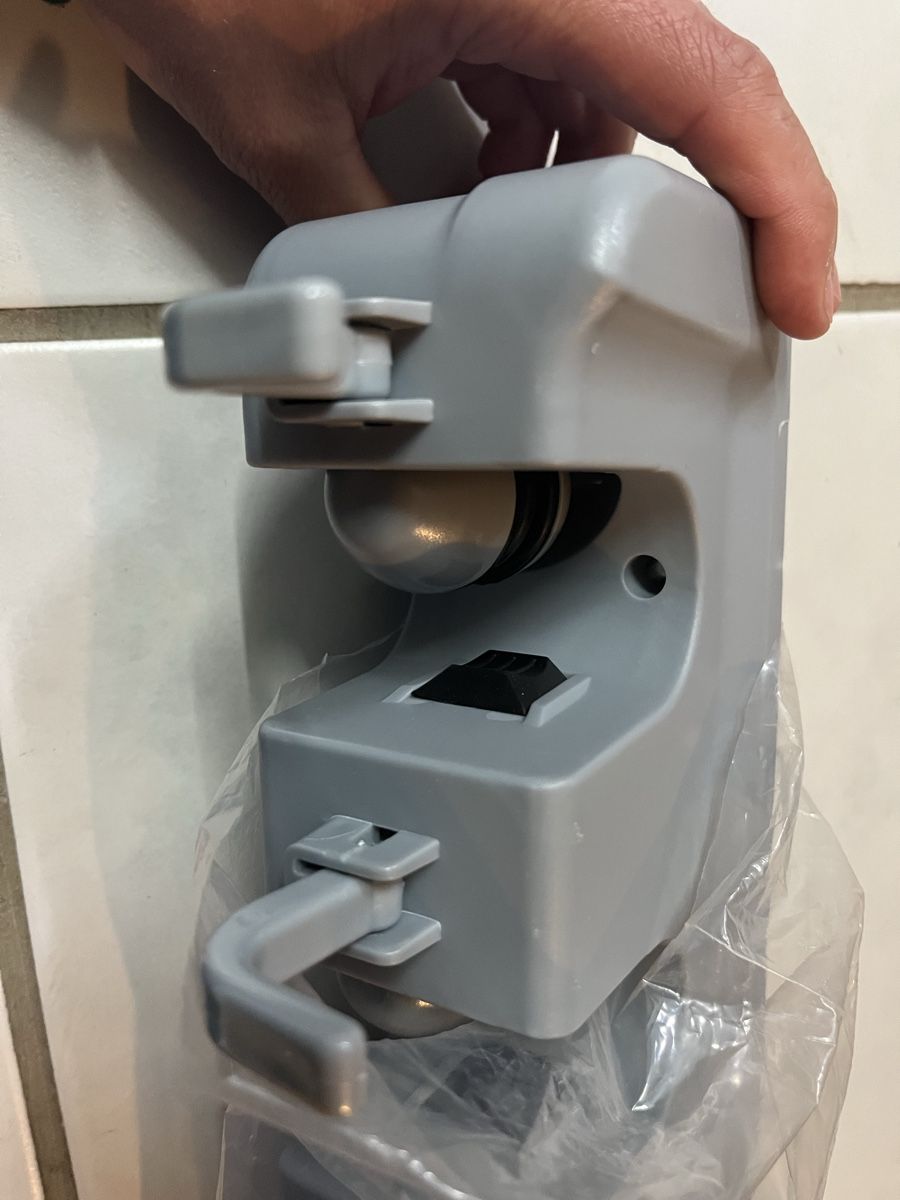 Supporti a parete: Universal-Gerätehalter von Tchibo. – Usato da Niederwil AG venduto da VST92 7