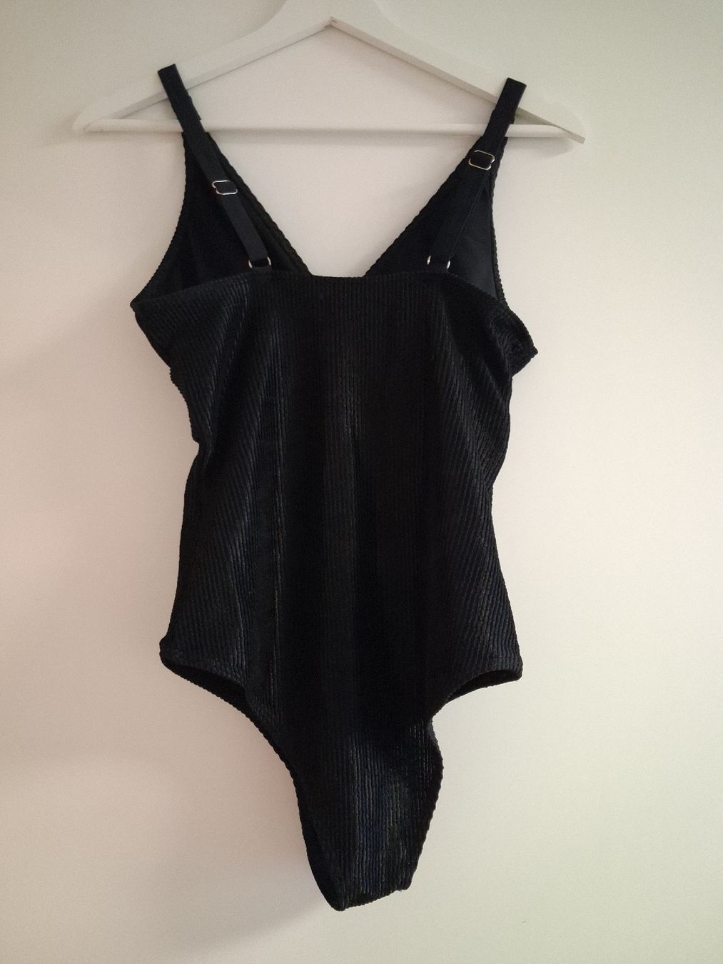 Costumi da bagno & Bikini: Schwarzer Badeanzug Gr. M, gerippt, mit Holzring Detail – Usato da Buchrain venduto da larissaa__x 1