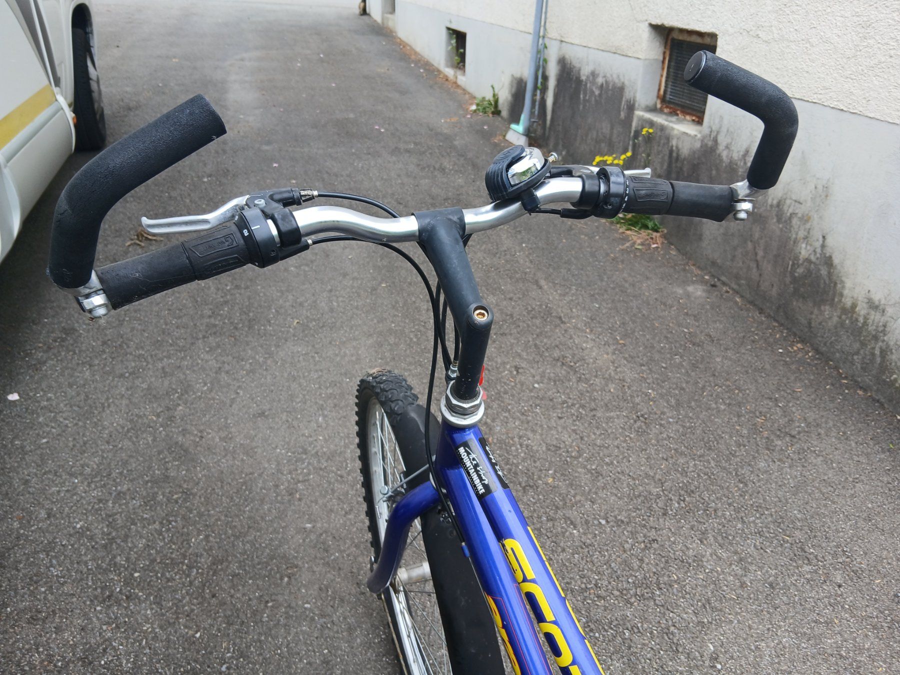 Scott Vélos: Scott Damenfahrrad 26 Zoll, blau/gelb, 21 Gänge – D'occasion à Wald ZH par Dansten 1
