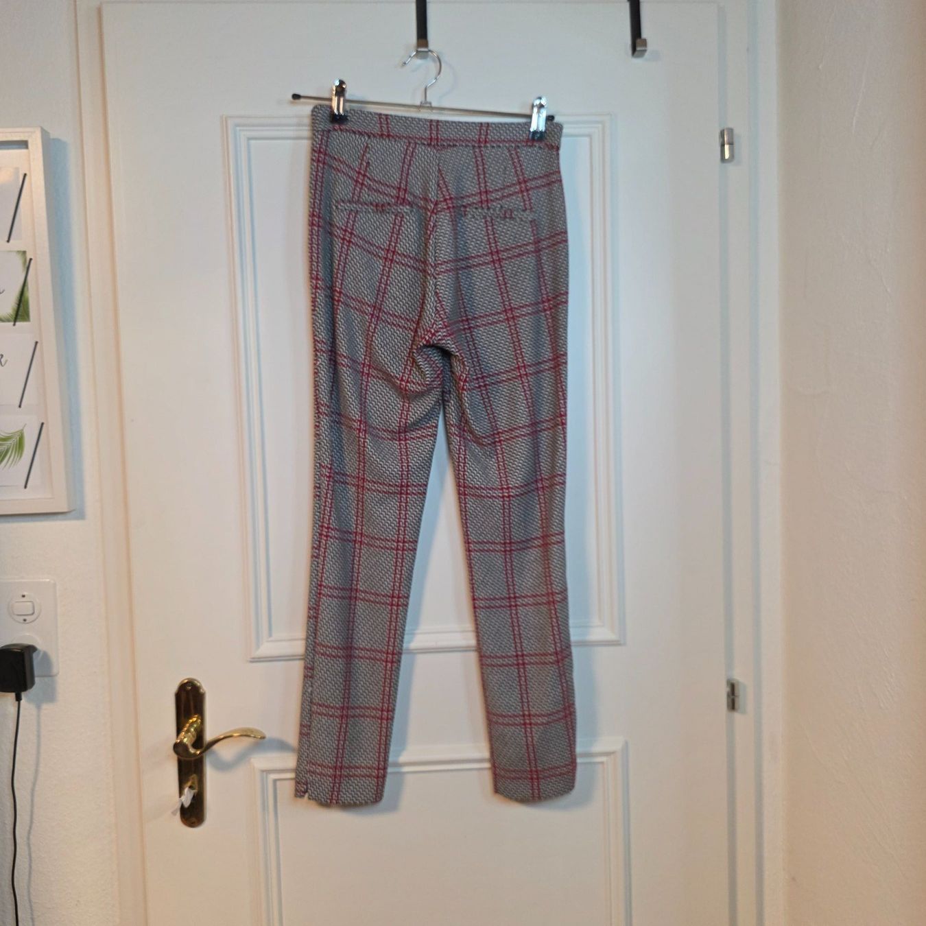 Stradivarius Hosen: Stradivarius Karohose Gr. 36/S Rot-Grau – Gebraucht aus Wald ZH von CapLux 5